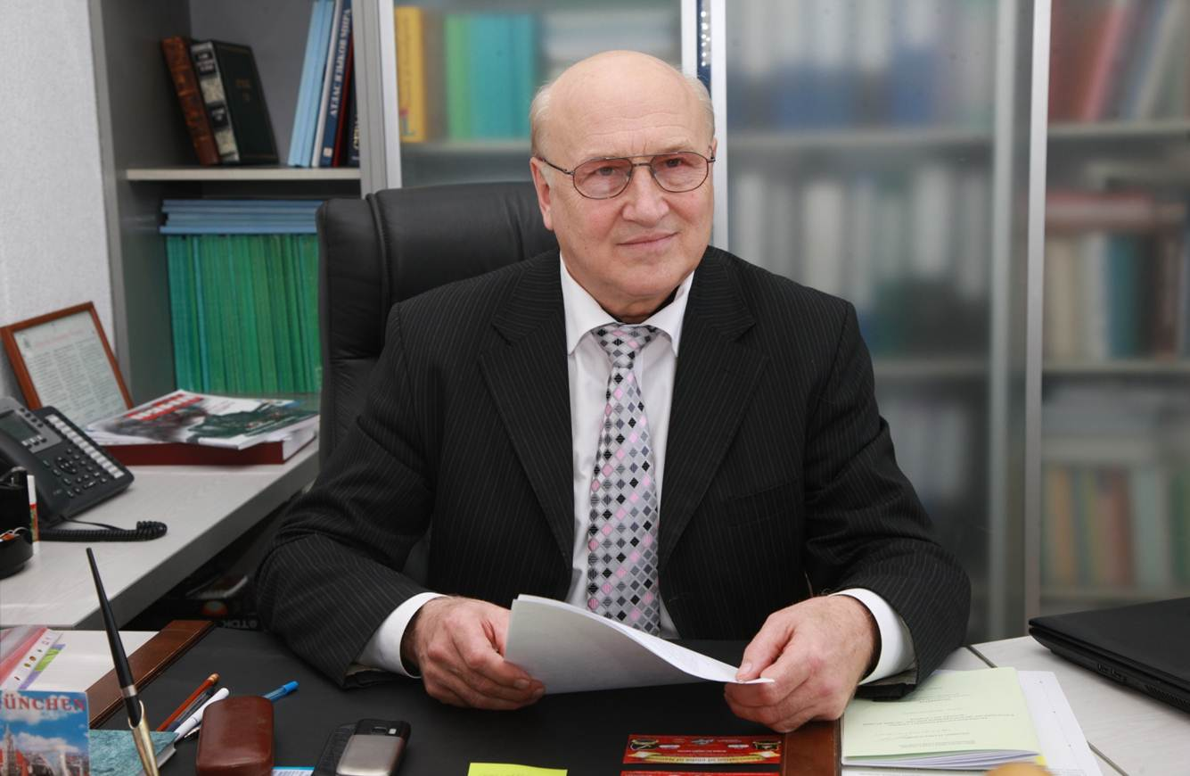 Коллектив ДонГУ поздравляет заведующего кафедрой германской филологии Владимира Калиущенко с Днем рождения